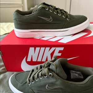 Nike Men's Forest Green Sneakers